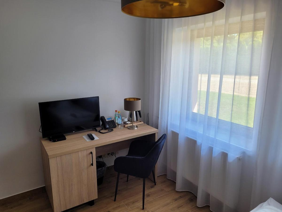 Dwor Kombornia - Folwark Bagian luar foto