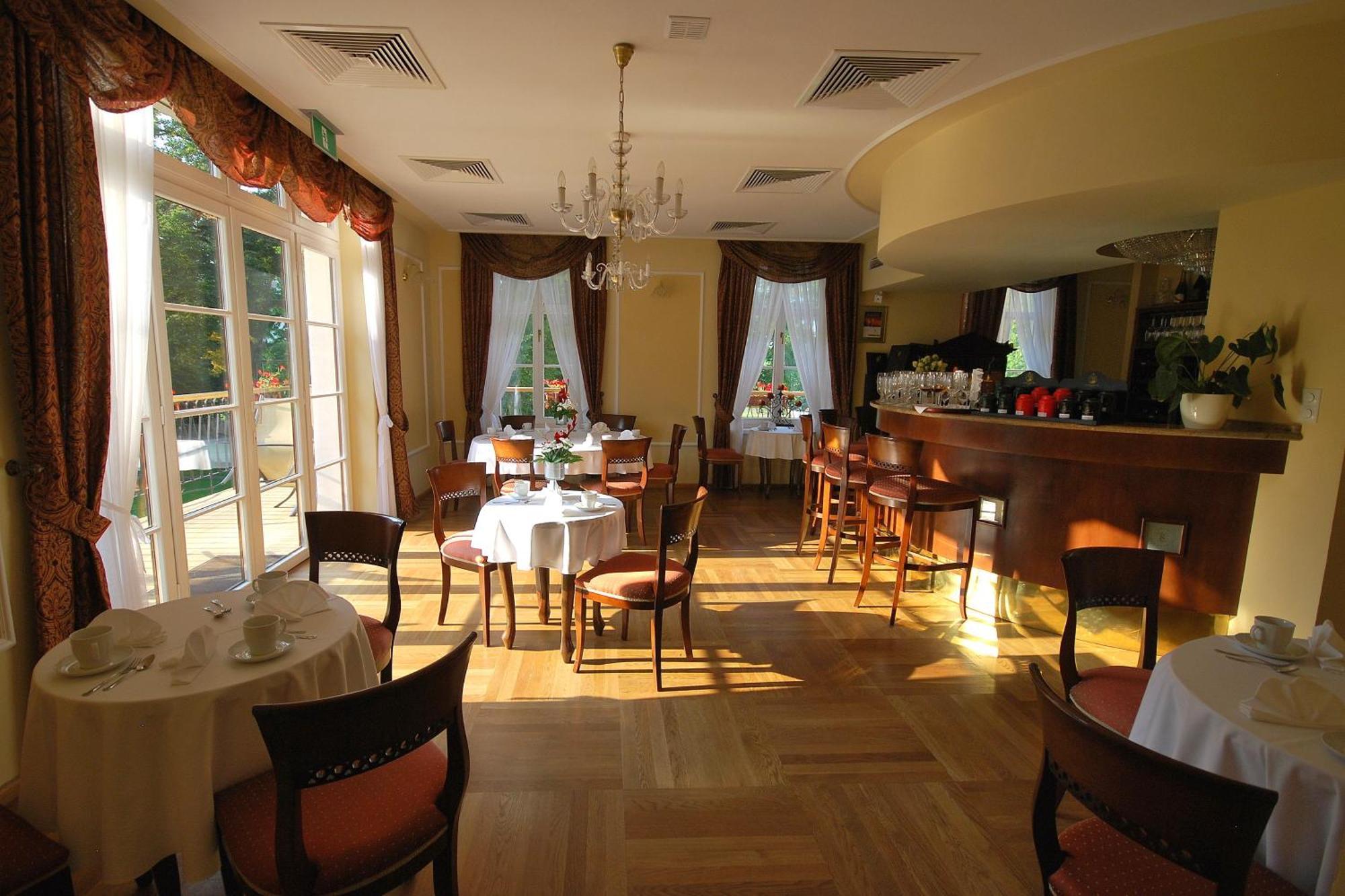 Dwor Kombornia - Folwark Bagian luar foto
