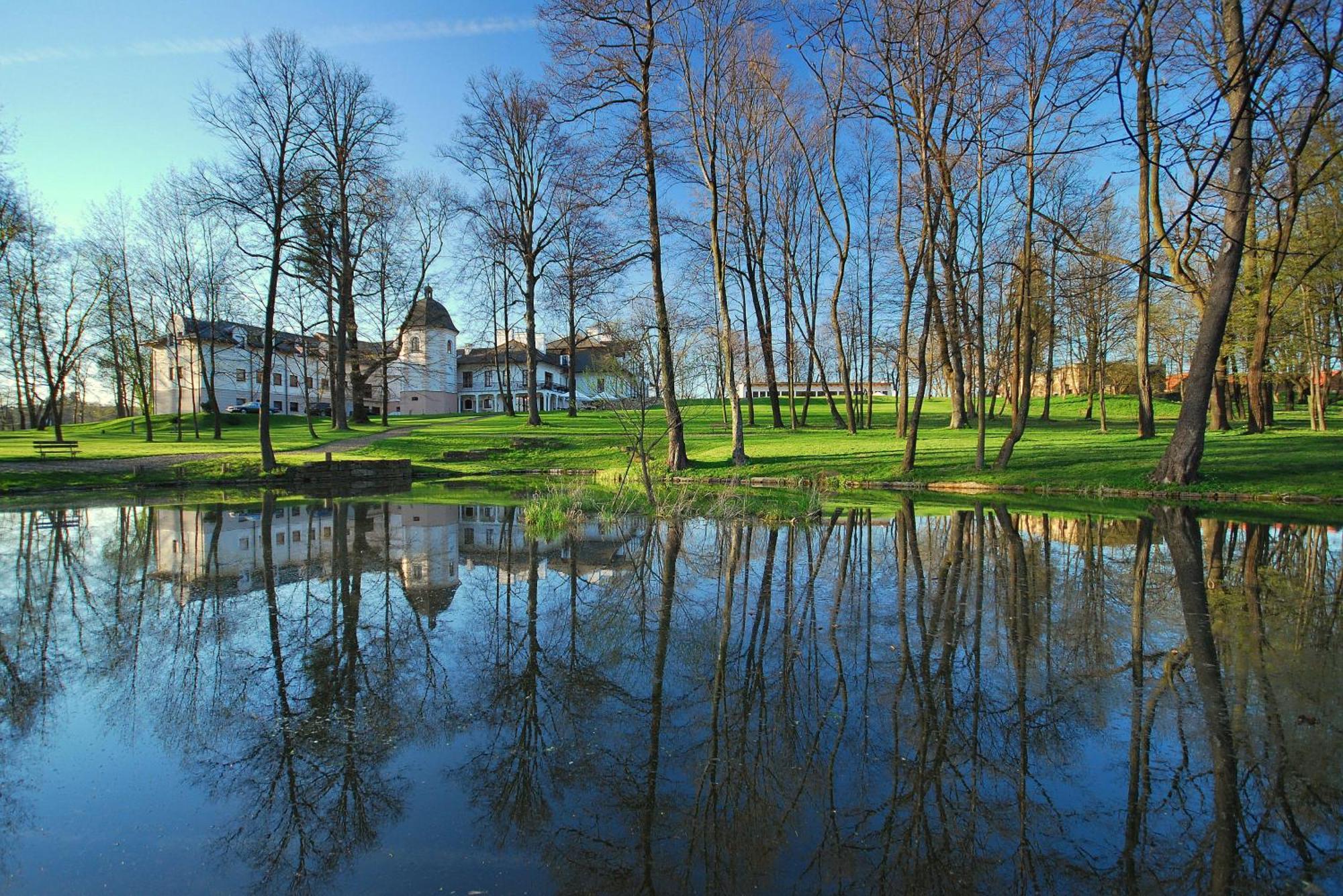 Dwor Kombornia - Folwark Bagian luar foto