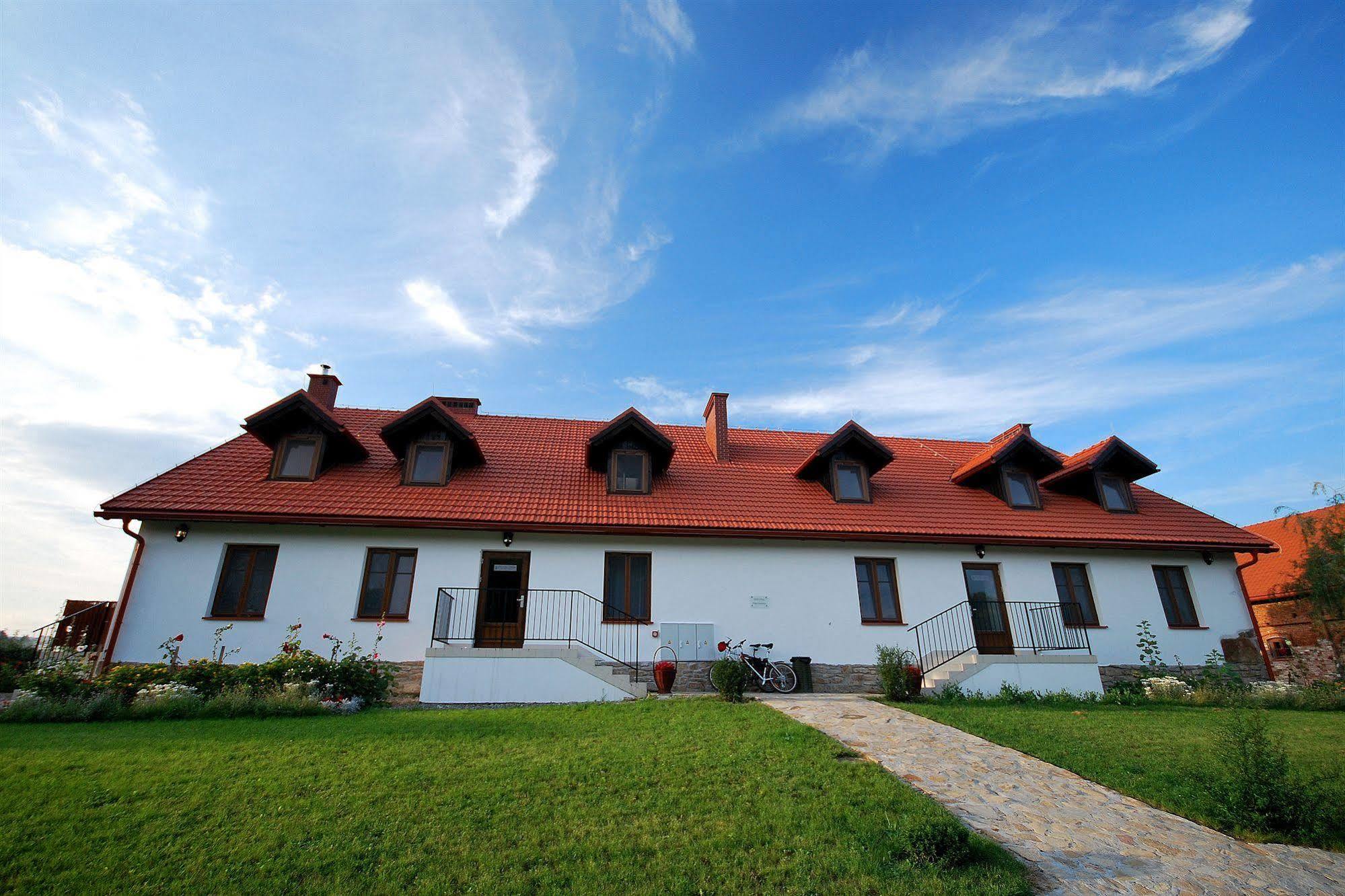 Dwor Kombornia - Folwark Bagian luar foto